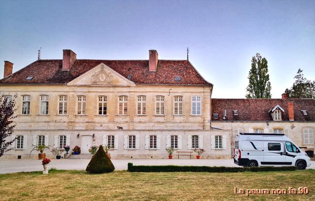 3 vanlife di fronte al castello