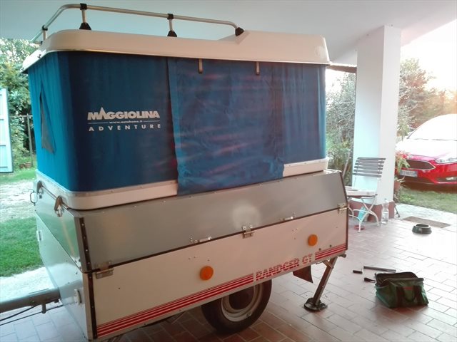 18 Carrello con tenda da tetto