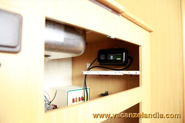 04_installazione_caricabatterie_elettronico_camper