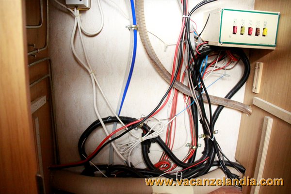 05_installazione_caricabatterie_elettronico_camper