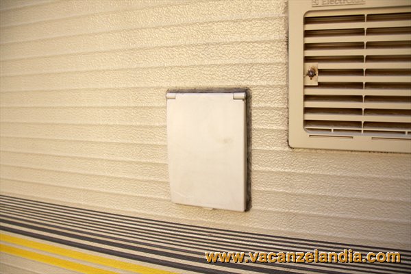 13_installazione_caricabatterie_elettronico_camper