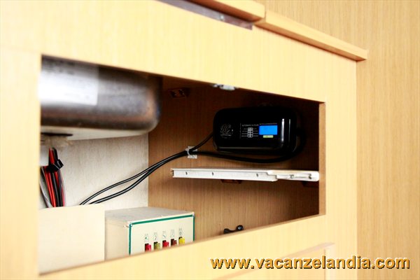15_installazione_caricabatterie_elettronico_camper