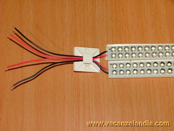 sostituzione_lampada_incandescenza_con_led_plafoniera_toilette_camper_10