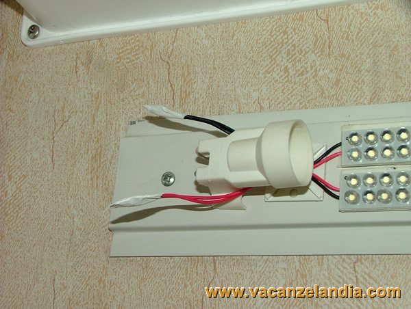 sostituzione_lampada_incandescenza_con_led_plafoniera_toilette_camper_15