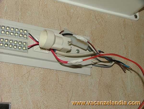 sostituzione_lampada_incandescenza_con_led_plafoniera_toilette_camper_16