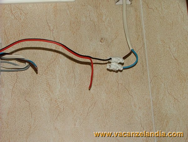 sostituzione_lampada_incandescenza_con_led_plafoniera_toilette_camper_17