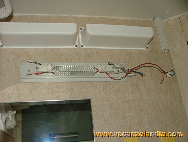 sostituzione_lampada_incandescenza_con_led_plafoniera_toilette_camper_18