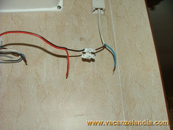 sostituzione_lampada_incandescenza_con_led_plafoniera_toilette_camper_19