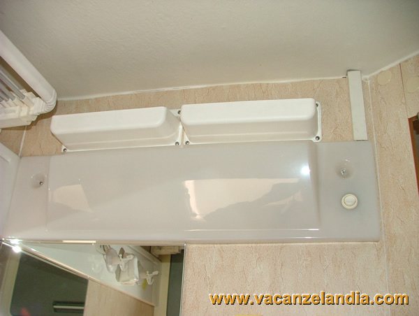 sostituzione_lampada_incandescenza_con_led_plafoniera_toilette_camper_2