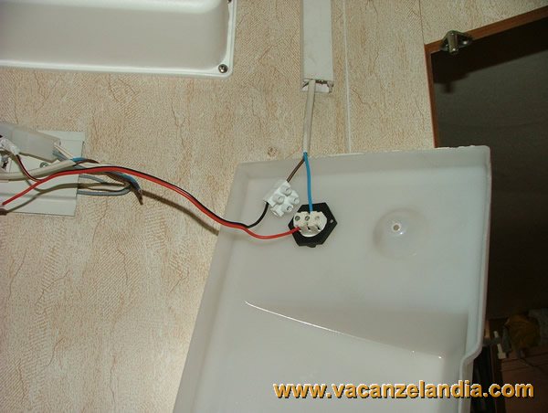 sostituzione_lampada_incandescenza_con_led_plafoniera_toilette_camper_20
