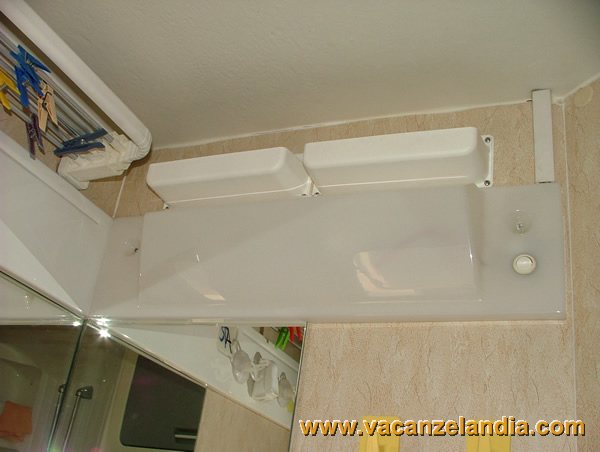 sostituzione_lampada_incandescenza_con_led_plafoniera_toilette_camper_21