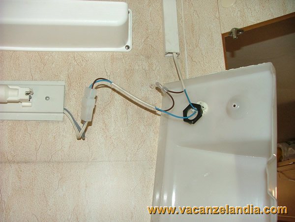 sostituzione_lampada_incandescenza_con_led_plafoniera_toilette_camper_3