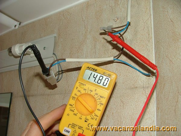 sostituzione_lampada_incandescenza_con_led_plafoniera_toilette_camper_4