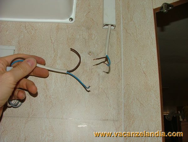 sostituzione_lampada_incandescenza_con_led_plafoniera_toilette_camper_5