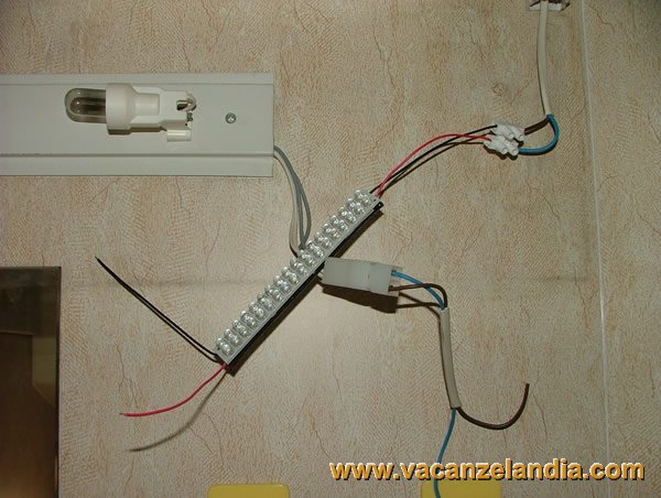 sostituzione_lampada_incandescenza_con_led_plafoniera_toilette_camper_6