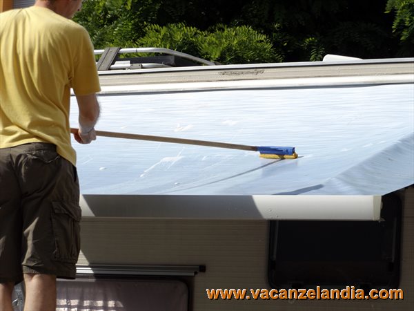 pulizia lavaggio tendalino veranda camper 05