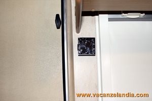 riparazione crepa parete camper montaggio luce esterna led 31