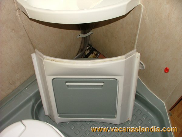 Vacanzelandia - Riparazioni: lavandino della toilette 1