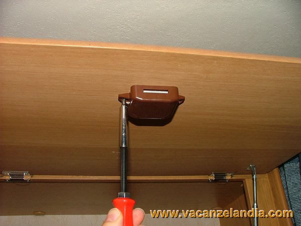 riparazione_serratura_sportello_pensile_3