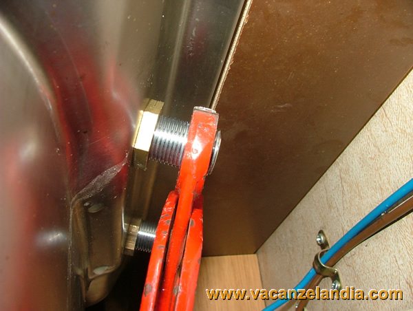 sostituzione_rubinetto_lavello_cucina_11