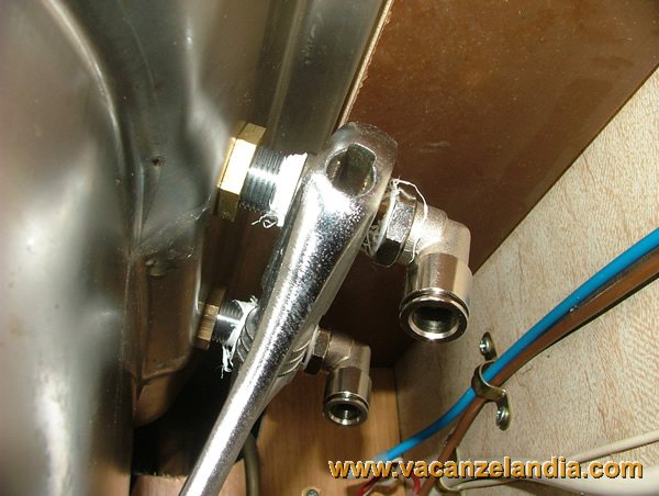 sostituzione_rubinetto_lavello_cucina_14