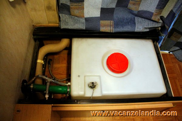sostituzione_serbatoio_acqua_camper_fai_da_te_1