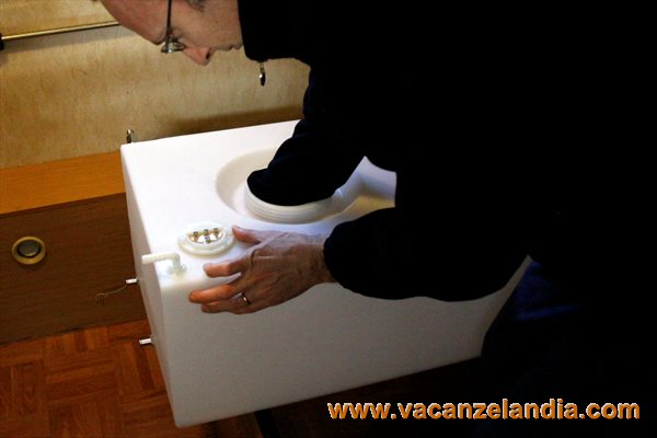 sostituzione_serbatoio_acqua_camper_fai_da_te_14