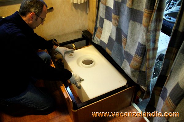 sostituzione_serbatoio_acqua_camper_fai_da_te_15