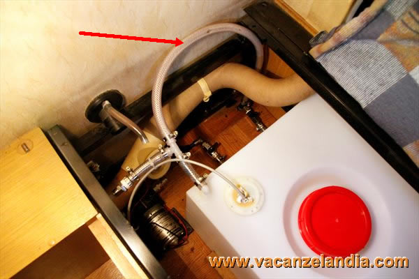 Vacanzelandia - Riparazioni: sostituzione serbatoio acqua chiara camper