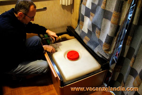 sostituzione_serbatoio_acqua_camper_fai_da_te_2