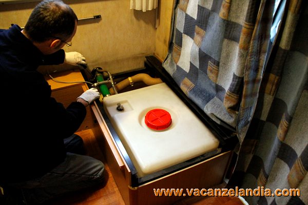 sostituzione_serbatoio_acqua_camper_fai_da_te_4