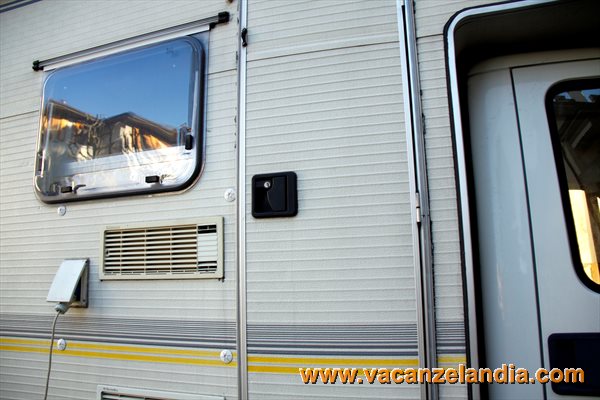 sostituzione_serratura_porta_camper_01