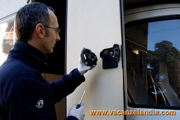 sostituzione_serratura_porta_camper_05
