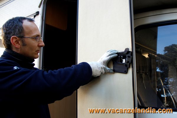 sostituzione_serratura_porta_camper_06