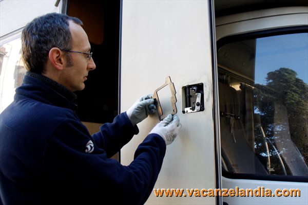 sostituzione_serratura_porta_camper_07