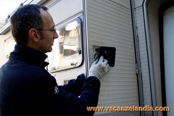 sostituzione_serratura_porta_camper_09