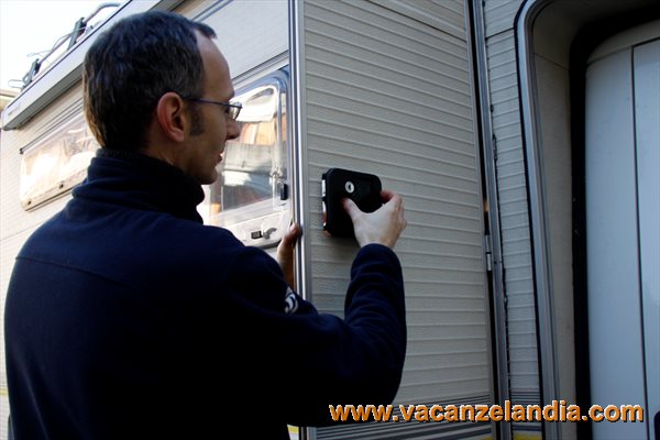 sostituzione_serratura_porta_camper_15