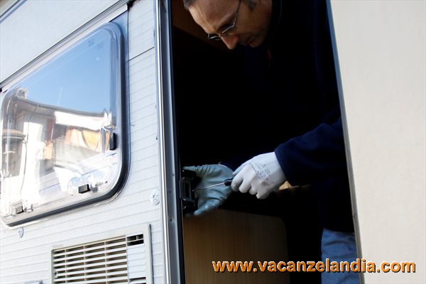 sostituzione_serratura_porta_camper_18
