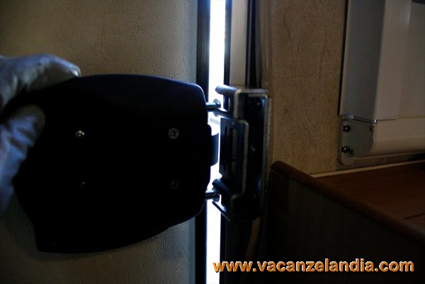 sostituzione_serratura_porta_camper_20