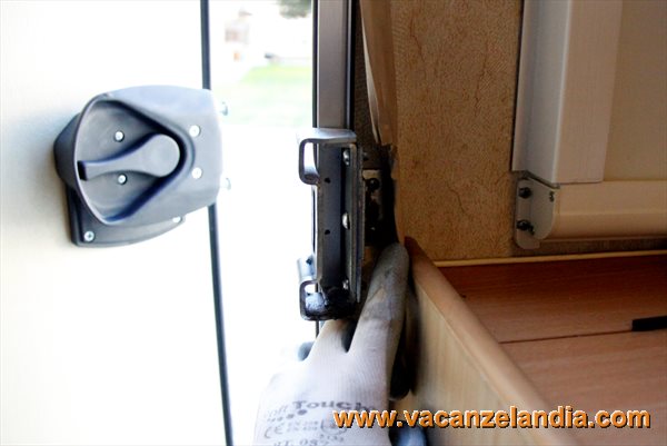 sostituzione_serratura_porta_camper_21