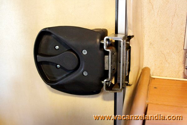 sostituzione_serratura_porta_camper_23