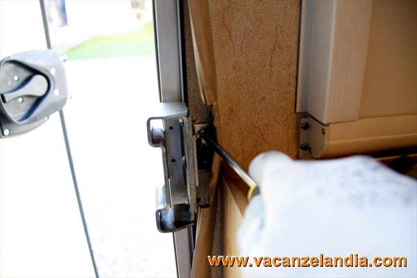 sostituzione_serratura_porta_camper_24