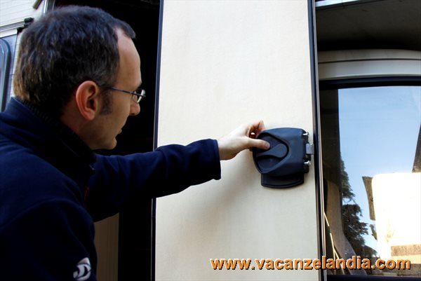 sostituzione_serratura_porta_camper_27