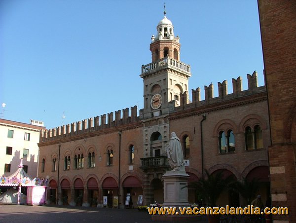 05 Cento   Piazza Guercino   Palazzo del Governatore