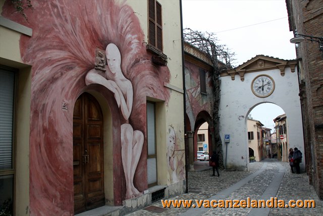 05   Emilia Romagna   Dozza   scorcio con murales