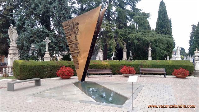 01 Rimini cimitero monumentale tomba Fellini e Masina