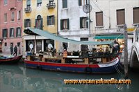 veneto venezia campo san barnaba barca negozio