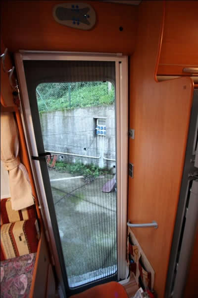 montaggio zanzariera camper