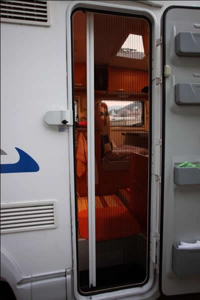 montaggio zanzariera camper