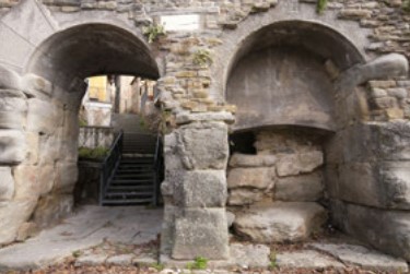 cortona porta bifora